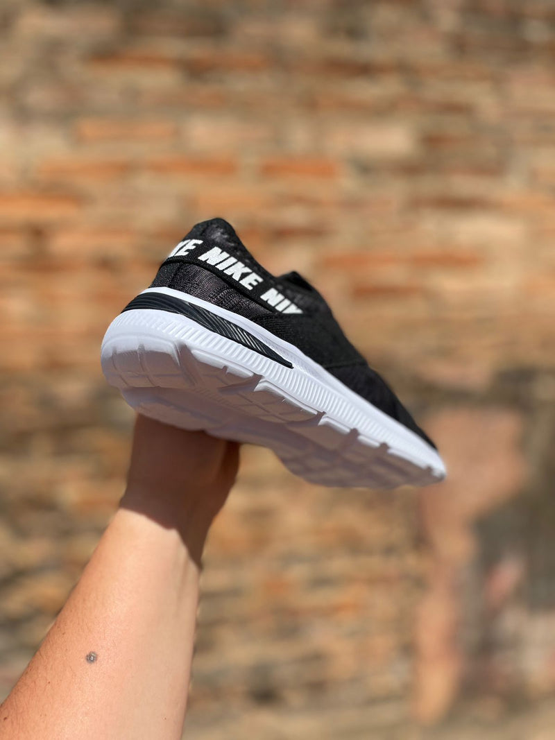 Tênis Slip Ultra Leve Feminino Nike Preto/Branco