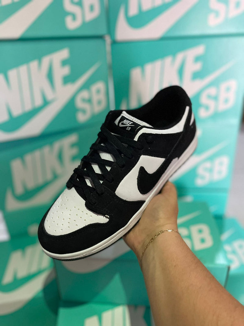 Tênis Dunk Low SB Masculino Nike Preto/Branco